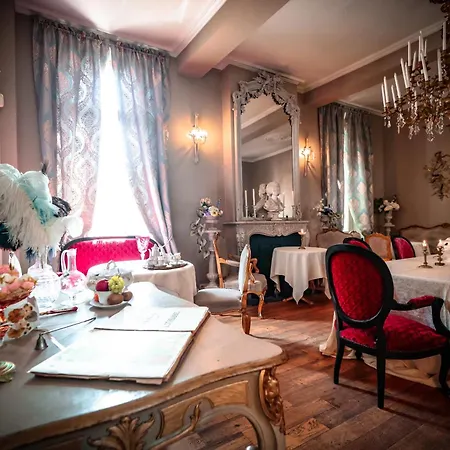 Couette-café Le Domaine Du Château Blanc à 10 Minutes De Pairi Daiza