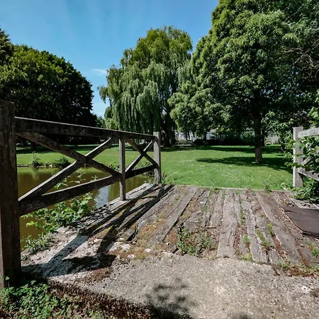 Le Domaine Du Château Blanc à 10 Minutes De Pairi Daiza 3*