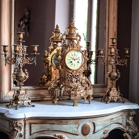 Le Domaine Du Château Blanc à 10 Minutes De Pairi Daiza Couette-café