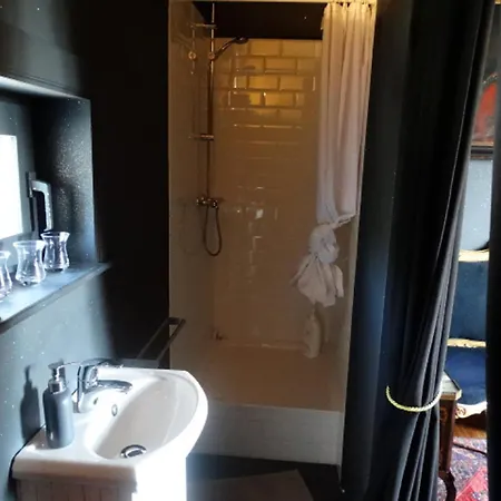 Le Domaine Du Chateau Blanc A 10 Minutes De Pairi Daiza Bed & Breakfast 3*