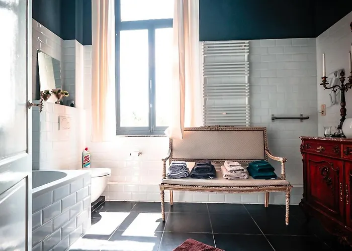 Le Domaine Du Chateau Blanc A 10 Minutes De Pairi Daiza Bed & Breakfast 3*