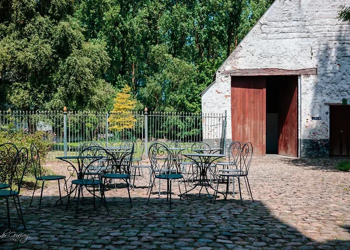 Le Domaine Du Chateau Blanc A 10 Minutes De Pairi Daiza Bed & Breakfast 3*